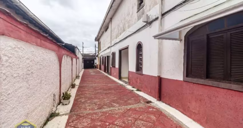 Casa de condomínio térrea reformada de 2 dormitórios - parcela direto!!