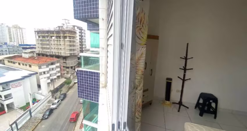 Apartamento com 2 dormitórios e prédio com lazer - frente rua com varanda!!