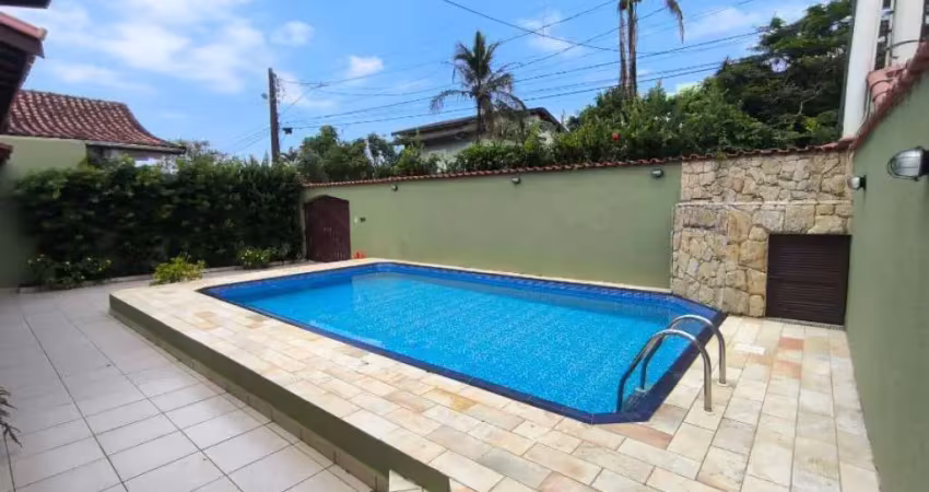 Linda casa térrea isolada com churrasqueira e piscina - pertinho da praia!