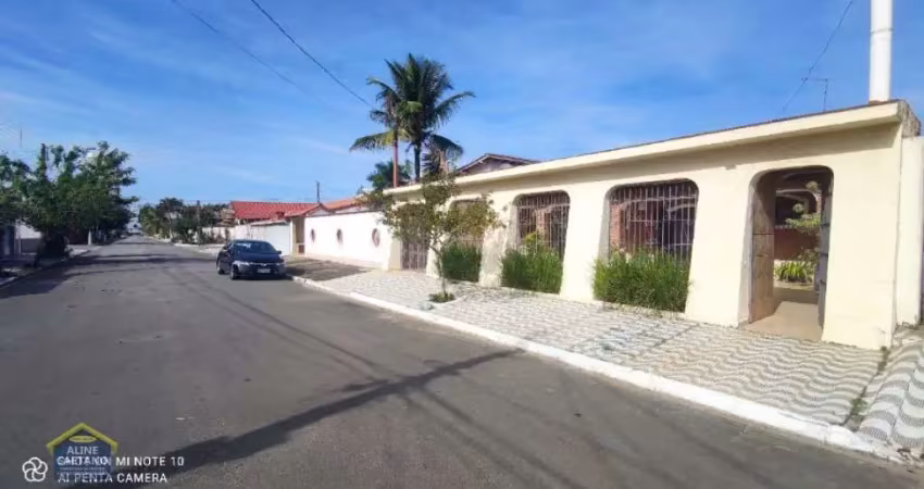Casa térrea isolada com edícula - 4 dorms no total! 6 vagas de garagem!