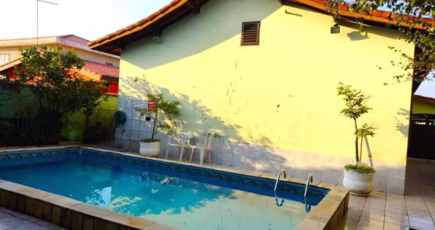Linda casa térrea isolada com 3 dorms + 1 na edícula! 6 vagas de garagem!