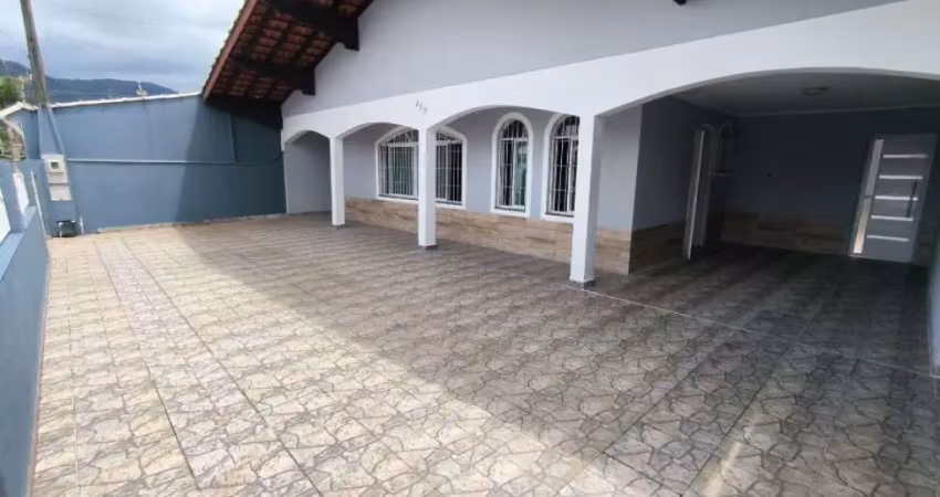 Linda casa térrea isolada com 3 dorms 6 vagas de garagem! financia!
