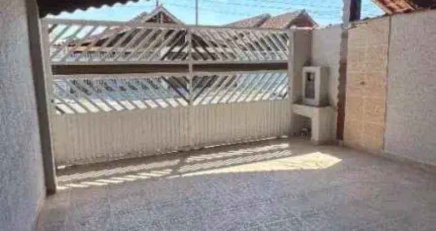 Casa térrea geminada com 2 dorms - quintal com churrasqueira!