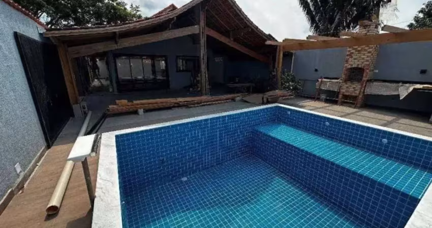 Linda Casa Térrea Isolada - 3 dorms 6 vagas - Piscina e Churrasqueira a Carvão!