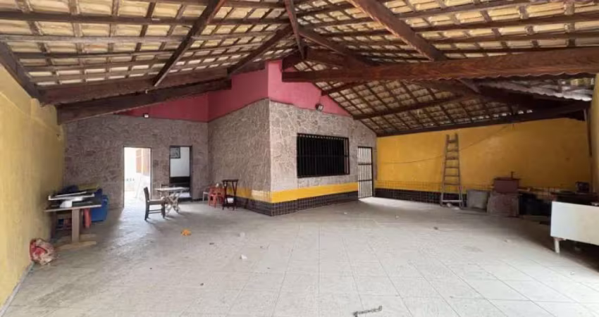 Casa a 200 metros da praia, piscina , edícula , qjuintal super espaçoso.