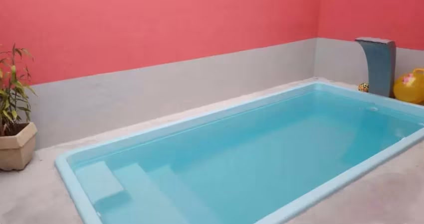 Casa 02 dorms c/ piscina e churrasqueira por 430 mil