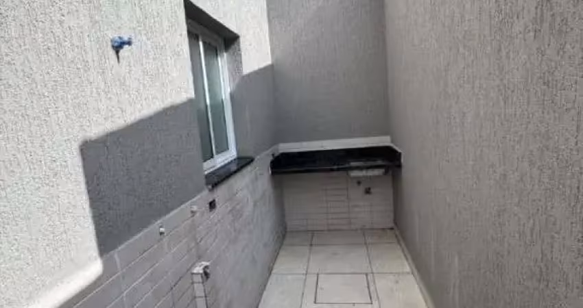 Linda casa térrea de condomínio com 1 dorm e quintal! financia!
