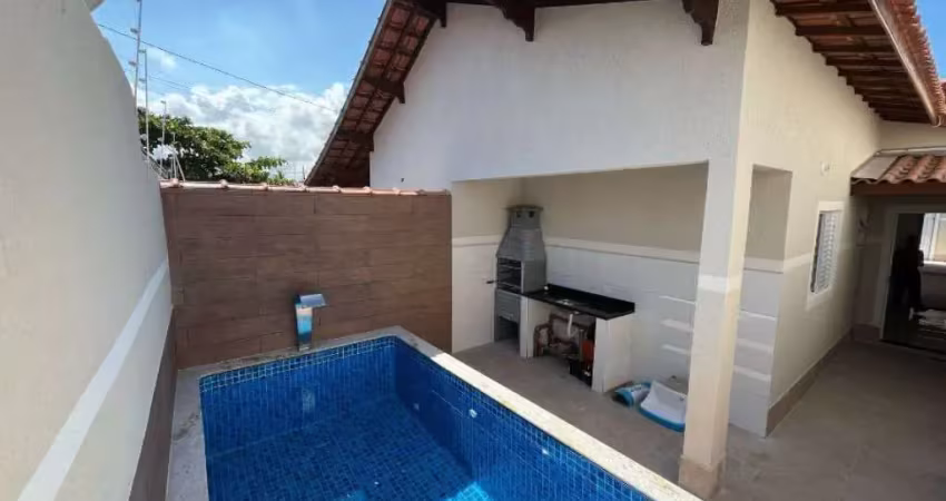 Linda casa térrea geminada com churrasqueira a carvão e piscina! nova!