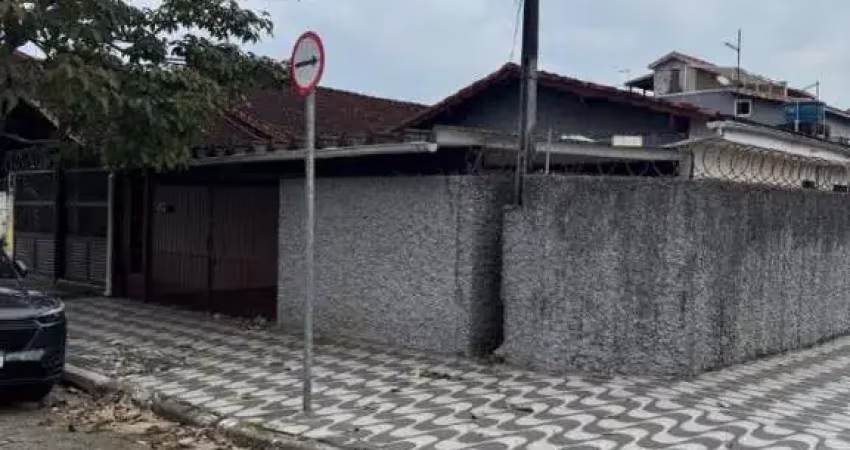 Casa isolada, 2  dorms + edícula com banheiro, quintal super espaçoso apenas r$445 mil.