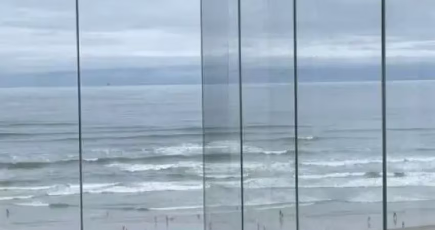 Prédio frente mar - apto 02 dorms c/ sacada por 555 mil