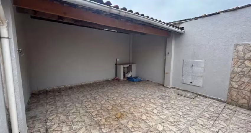 Olha o precinho dessa casa , 1 dorm, quintal espaçoso, churrasqueira apenas 285mil.