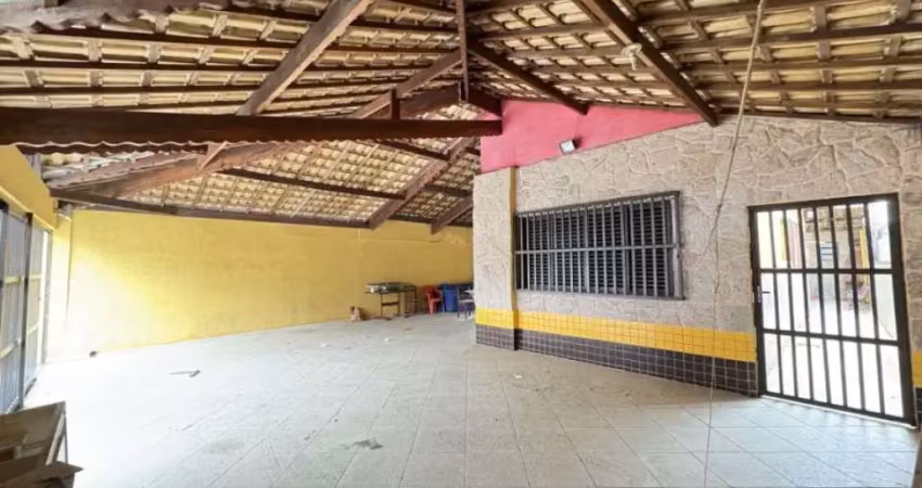 Casa a 200 metros da praia, piscina , edícula , qjuintal super espaçoso.