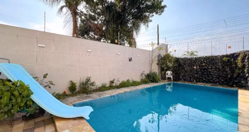 Lindo sobrado isolado com 4 dorms 6 vagas - piscina e churrasqueira!