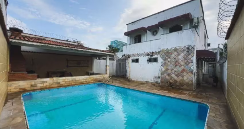 Lindo sobrado isolado com 4 dorms 4 vagas - piscina e churrasqueira a carvão!