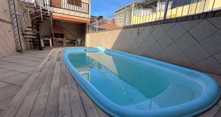 Linda casa com 3 dorms  + edícula - piscina e espaço gourmet com churrasqueira a carvão!!