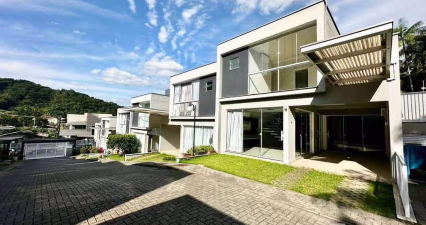 Casa com 3 dormitórios à venda, 157 m² por R$ 730.000,00 - Água Verde - Blumenau/SC