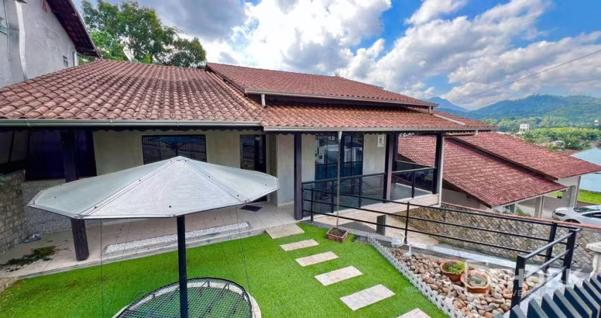 Casa com 3 dormitórios para alugar, 250 m² por R$ 5.255,79/mês - Itoupava Central - Blumenau/SC