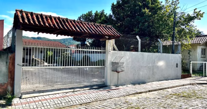 Casa com 01 dormitório em ótima localização no Bairro de Bombas - Bombinhas-SC