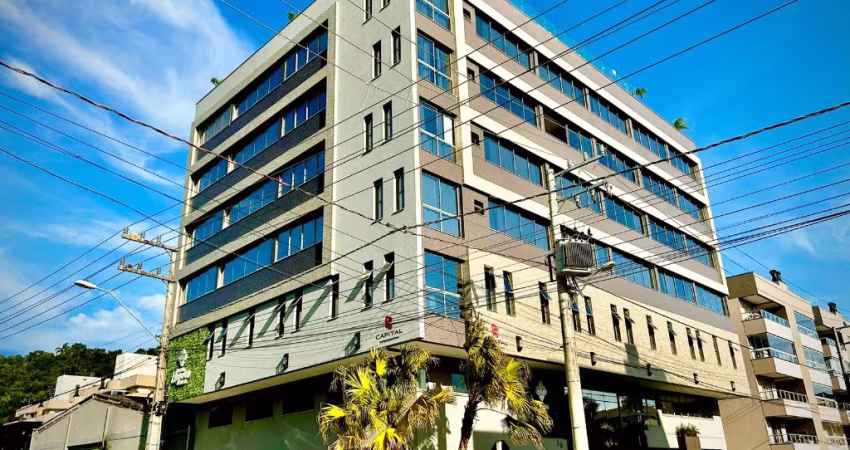 O Elegance Residence Apart Hotel é uma opção de hospedagem moderna e sofisticada localizada no bairro José Amândio, em Bombinhas, Santa Catarina. Situado a aproximadamente 350 metros da Praia de Bomba