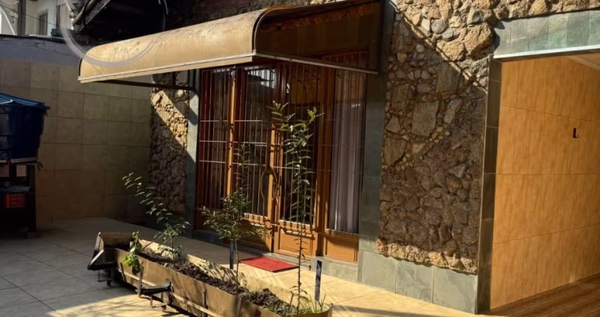 Casa Padrão de 03 dormitórios para venda no Jardim Santa Maria Guarujá.