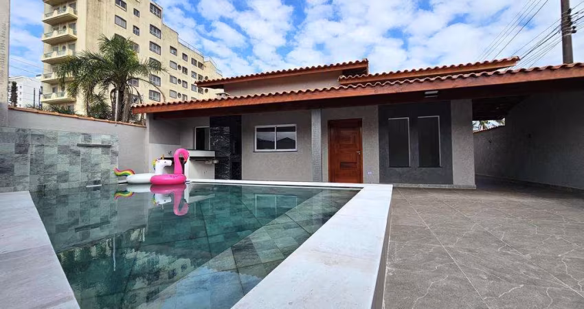 Casa à venda pé na areia em Mongaguá, Vila Atlântica, com 3 dorms sendo 2 suítes. Área gourmet com piscina!