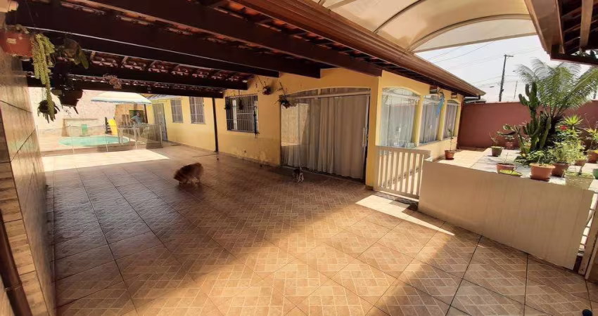 Casa Isolada à Venda em Mongaguá - Próxima à Praia e com Piscina Privativa!