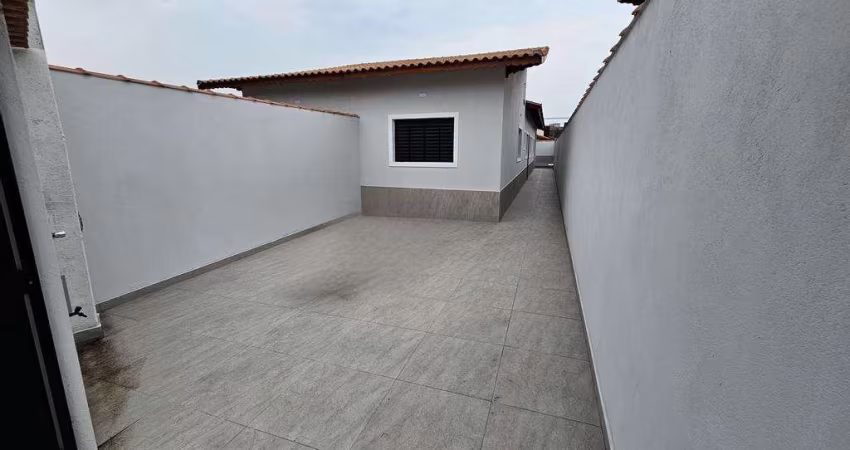 Casa à venda em Itanhaém, Campos Elíseos, com 3 dormitórios sendo 1 suíte, com 72.65 m². Entrada R$ 86 mil e saldo super facilitado.