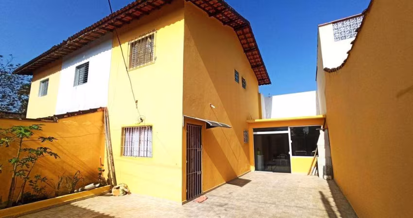 Sobrado à Venda em Mongaguá – Vila Atlântica com 2 Dormitórios, Churrasqueira e 3 Vagas