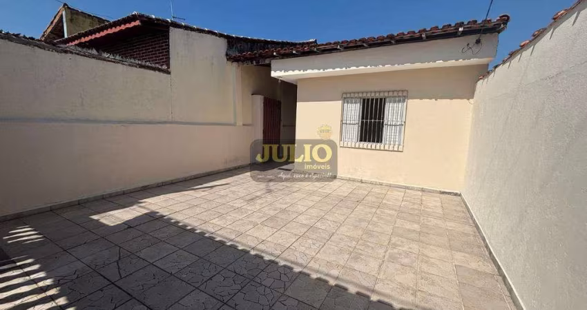 Casa à Venda em Mongaguá com Churrasqueira – 1 Dormitório, 2 Banheiros e 2 Vagas Próxima à Principal