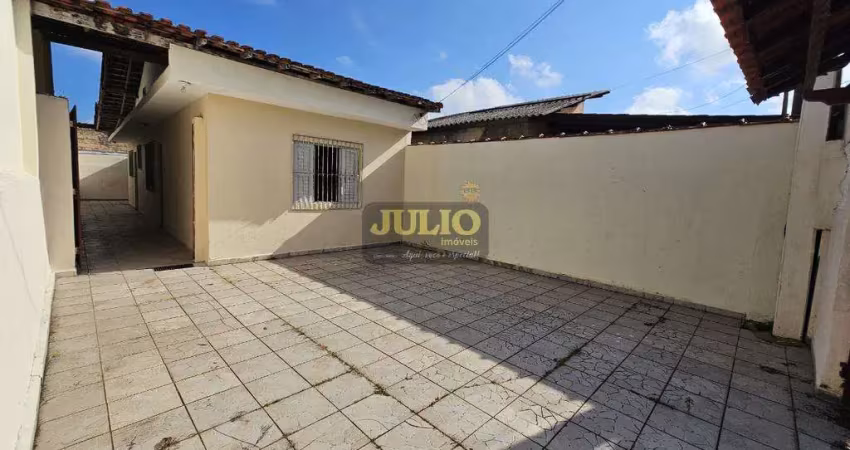 Casa à venda em mongaguá com churrasqueira – 1 dormitório, 2 banheiros e 2 vagas próxima à principal