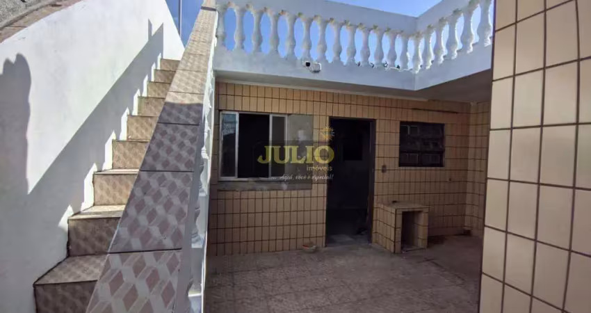Casa à venda em mongaguá com 3 suítes, 3 salas e vaga fixa 