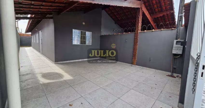 Casa com 2 dorms e suíte em Mongaguá – Espaço para piscina!