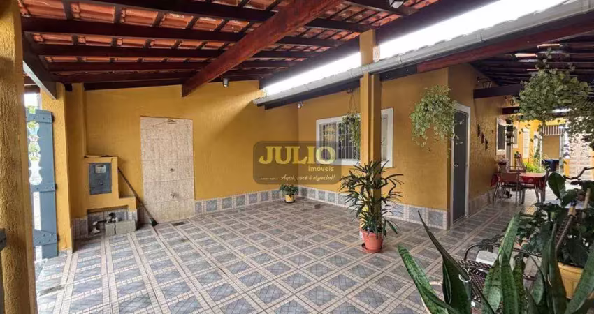 Casa à Venda no Bairro Loty em Itanhaém, a 600m da Praia, com 2 Dormitórios e Churrasqueira