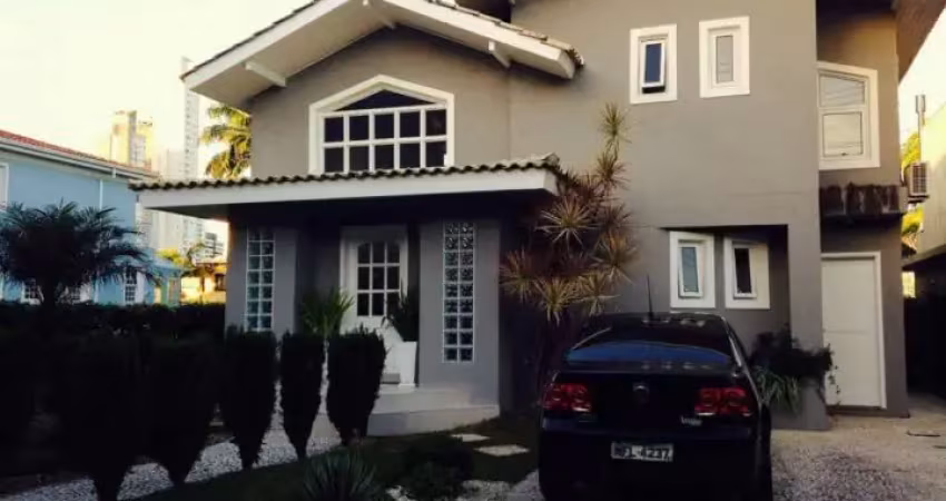 Belíssima residência em condomínio marina camboriú no bairro da barra