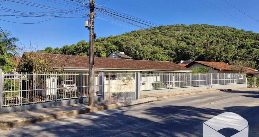 Casa com 3 dormitórios à venda, 210 m² por R$ 995.000,00 - América - Joinville/SC
