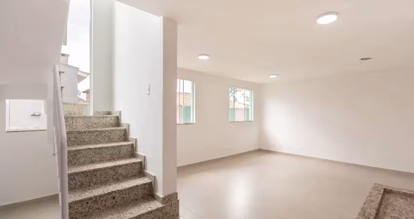 Sobrado triplex 3 quartos, sendo 2 suítes, com laminado e garagem.