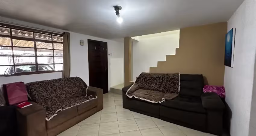 Casa em condomínio- bairro alto com 03 quartos. excelente localização.