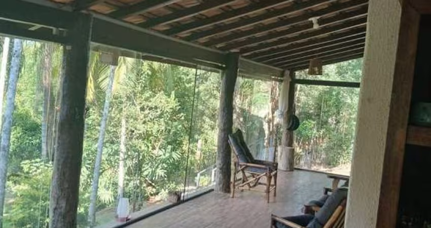 chacara, com 3 dormitorios fogão a lenha, esta   ha 13 km de São Jose dos campos