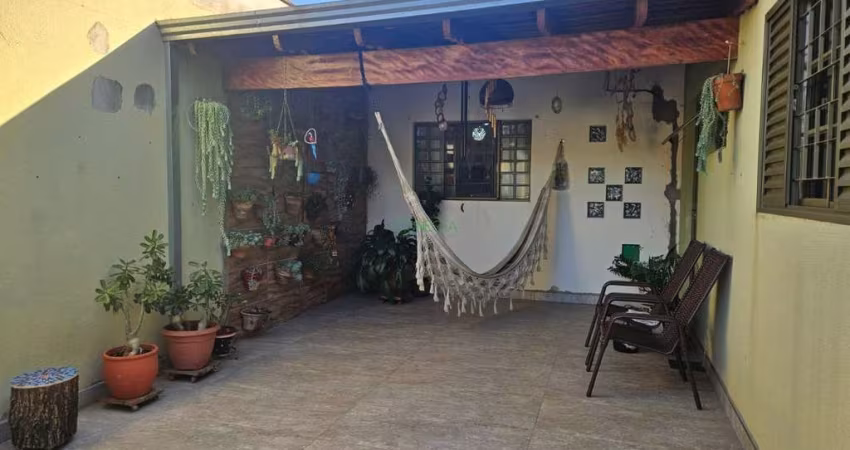 Casa com 3 quartos à venda na Rua Sertanópolis, Lindóia, Londrina