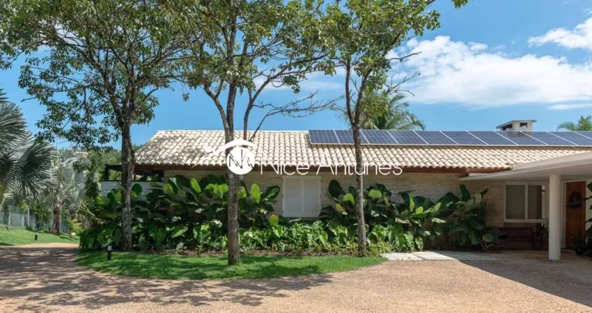 Casa em Condomínio fechado de alto padrão com 5 suítes, 6 vagas de garagens, academia.