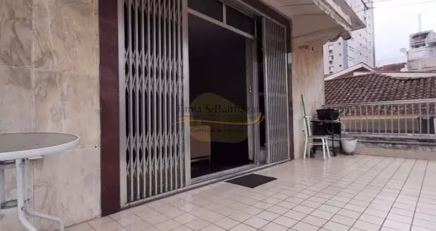 Casa Sobreposta Alta com 04 Dormitórios no Bairro Boqueirão em Santos.
