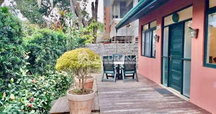 Excelente casa a venda na praia do centro de Bombinhas, mobiliada, com 03 dormitórios, garagem, a 500 metros da praia.