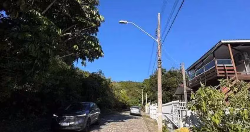 Terreno a venda na praia do centro de bombinhas com potencial construtivo para residencial/pousada ou tão somente para uma excelente moradia.