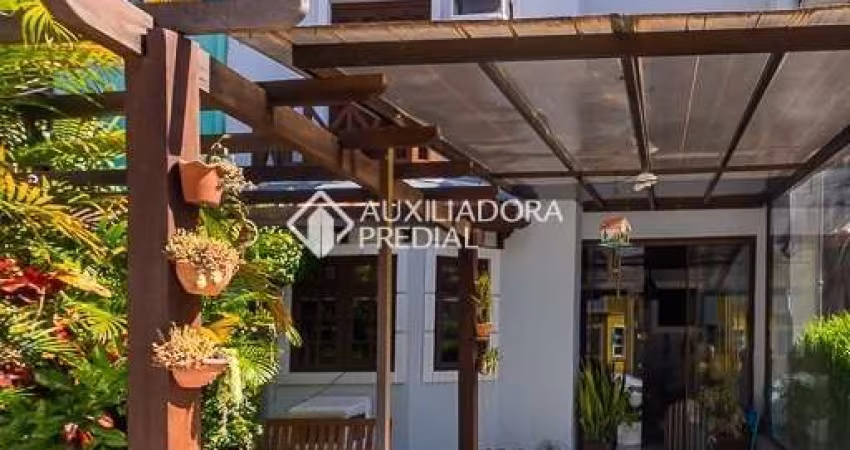 Casa em condomínio fechado com 3 quartos à venda na Rua Osório Mendes Ouriques, 332, Guarujá, Porto Alegre