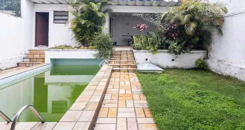 Casa com 3 quartos à venda na Rua Canto e Melo, 54, Nonoai, Porto Alegre