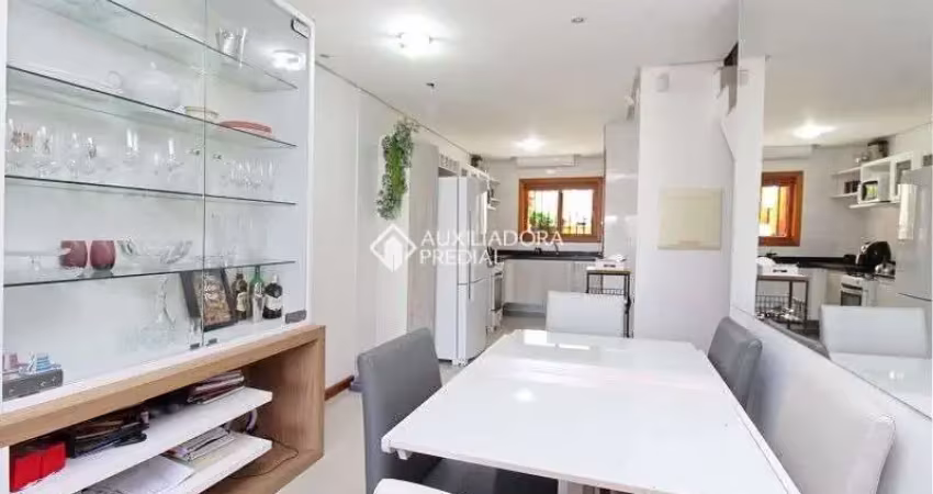 Casa com 2 quartos à venda na Rua Heitor Kramer, 560, Guarujá, Porto Alegre