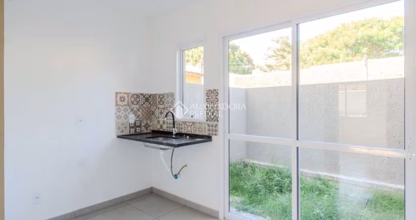 Casa em condomínio fechado com 2 quartos à venda na Rua Miguel Ascoleze, 125, Vila Nova, Porto Alegre