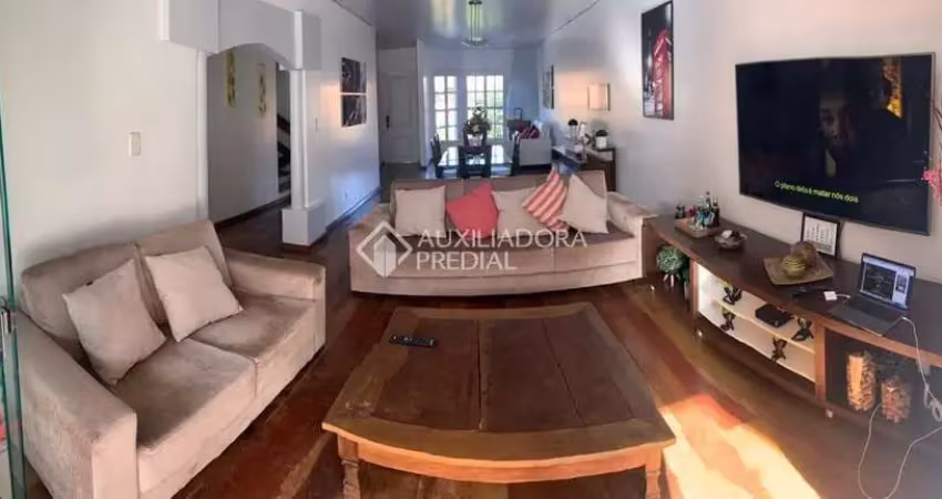 Casa em condomínio fechado com 4 quartos à venda na Rua Professor Antônio José Remião, 15, Espírito Santo, Porto Alegre
