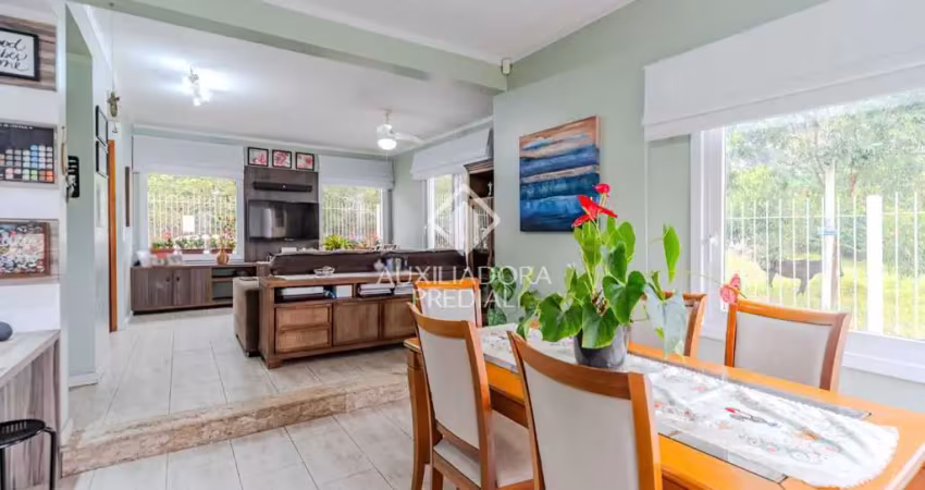 Casa com 3 quartos à venda na Rua Henrique Anawate, 470, Guarujá, Porto Alegre