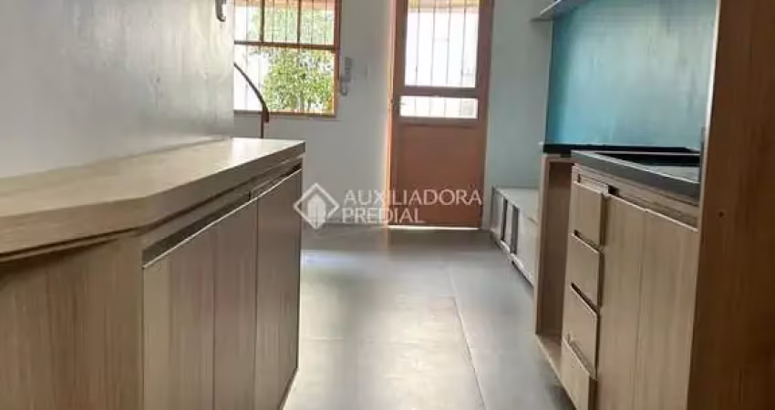 Casa em condomínio fechado com 2 quartos à venda na Rua Mura, 356, Guarujá, Porto Alegre